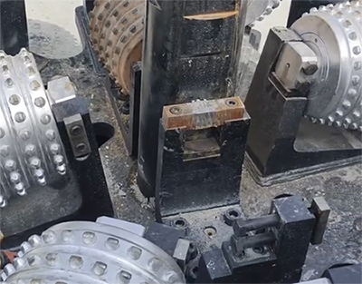 在更換滾刀時，如何確保新滾刀的安裝正確 性和安全性?