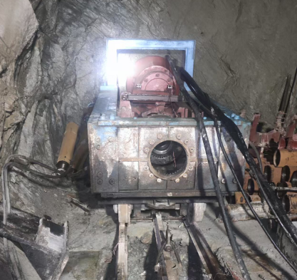 天井鉆機(jī)施工隊(duì)伍